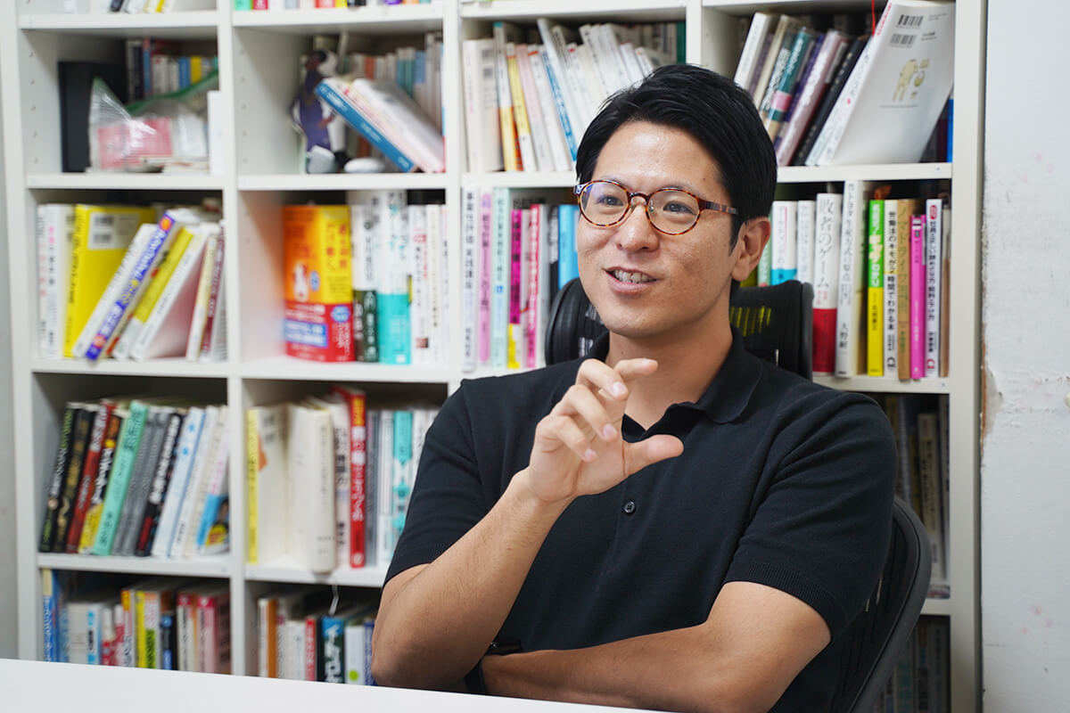 手振りを交えて話す上間社長