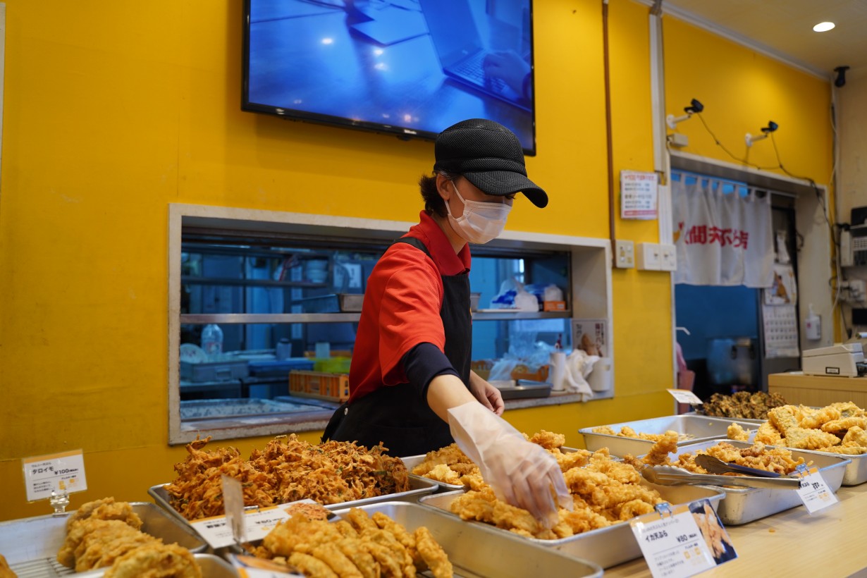 店内には揚げたての天ぷらが並ぶ