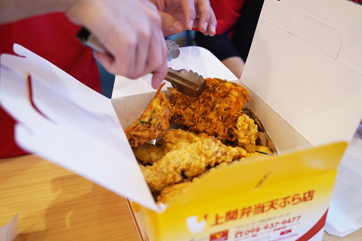 箱にいっぱいの天ぷら