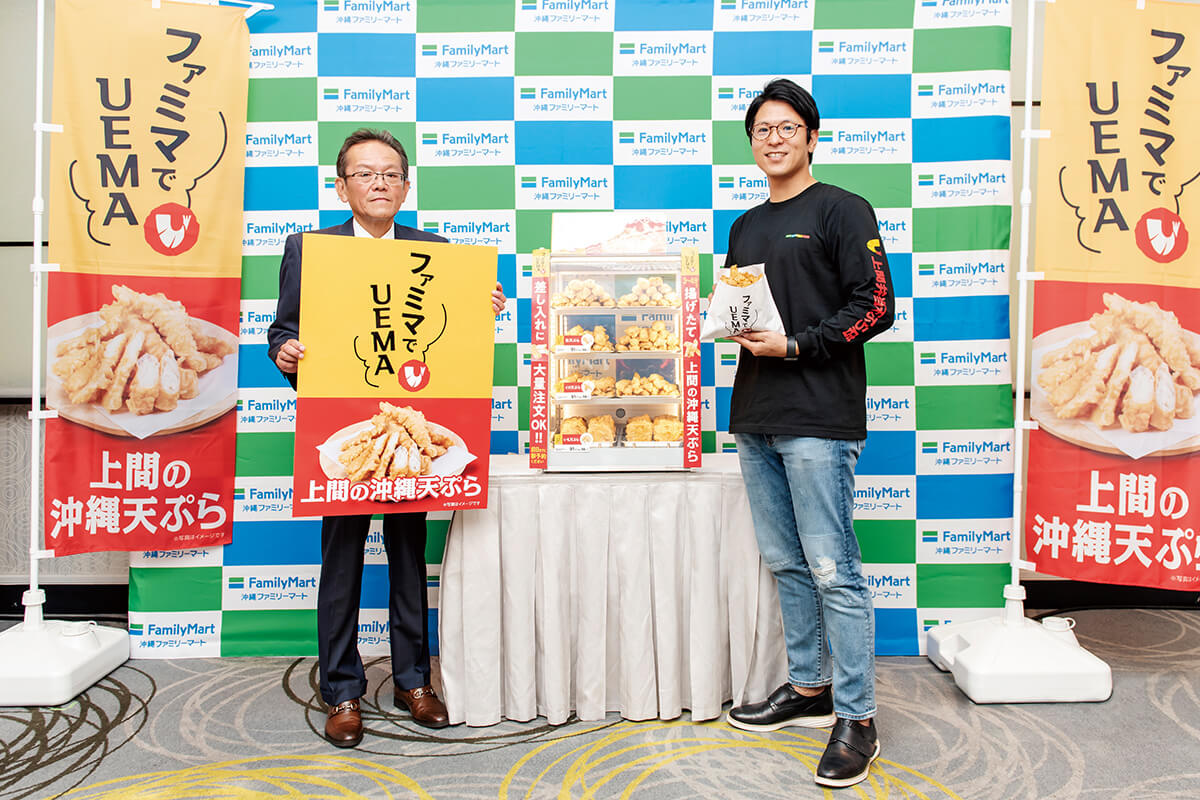 上間の天ぷらの販売拡大をPRする二人の社長