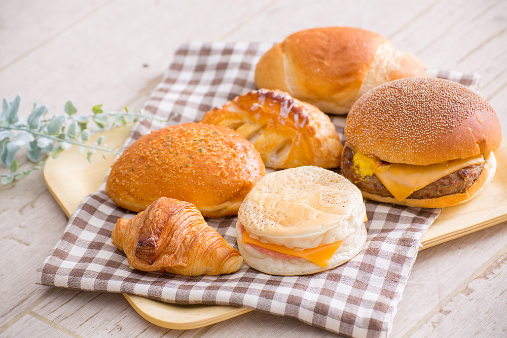 ワンコインで珈琲と焼きたてパン！忙しい朝の味方『沖縄ファミマの焼きたてパン』誕生の秘密