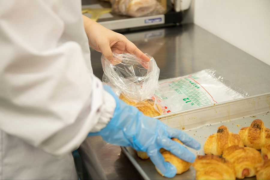 ワンコインで珈琲と焼きたてパン！忙しい朝の味方『沖縄ファミマの焼きたてパン』誕生の秘密
