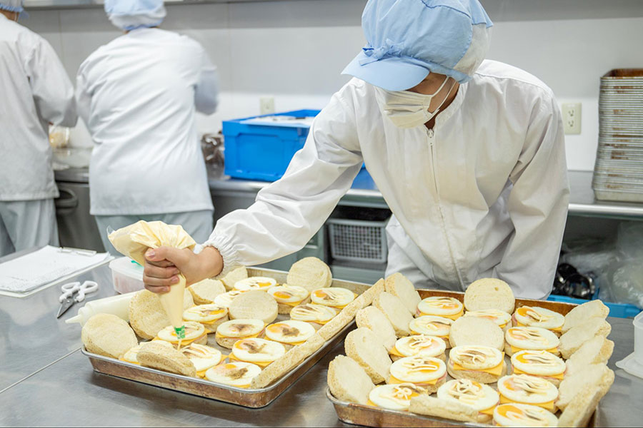 ワンコインで珈琲と焼きたてパン！忙しい朝の味方『沖縄ファミマの焼きたてパン』誕生の秘密