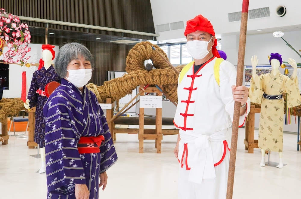 「与那原大綱曳資料館」職員・上原丈二さんと金城美智江さん