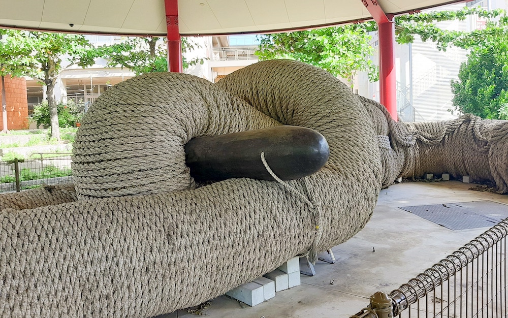 那覇大綱挽で使われる大綱の実物大モニュメント